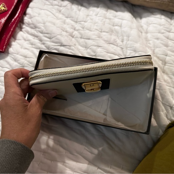 Authentic GUCCI Sylvie cream leather and stripe gold buckle wallet - Picture 16 of 16